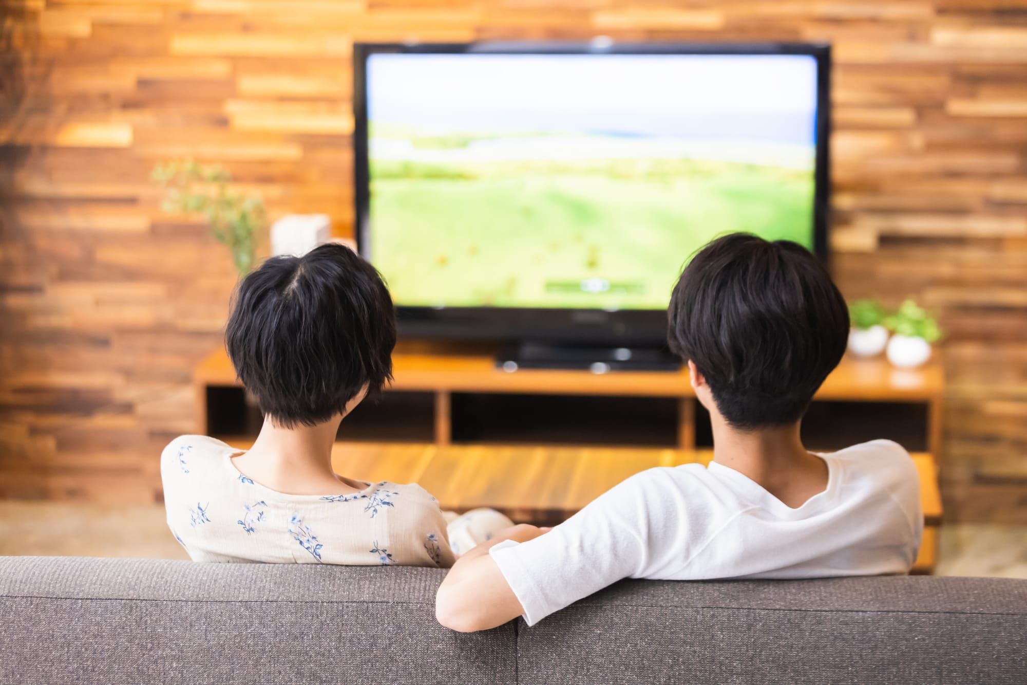 リビングでテレビを楽しむ家族