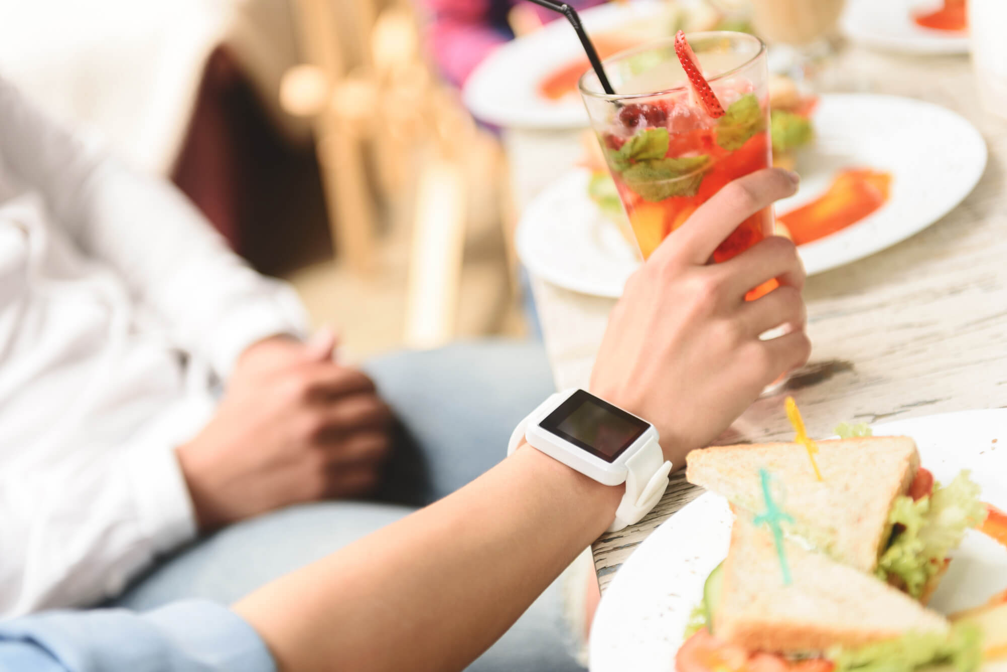 レストランで食事中のイメージ