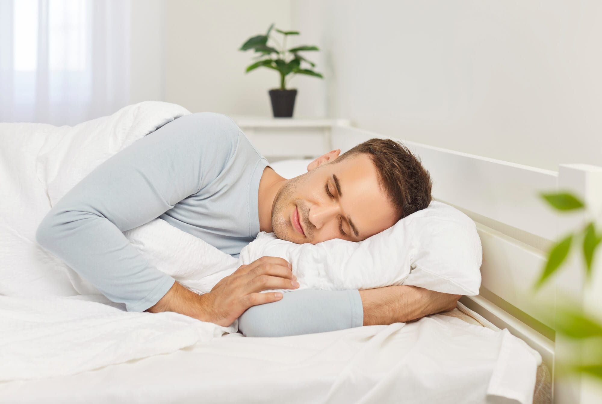 ベッドで眠っている男性