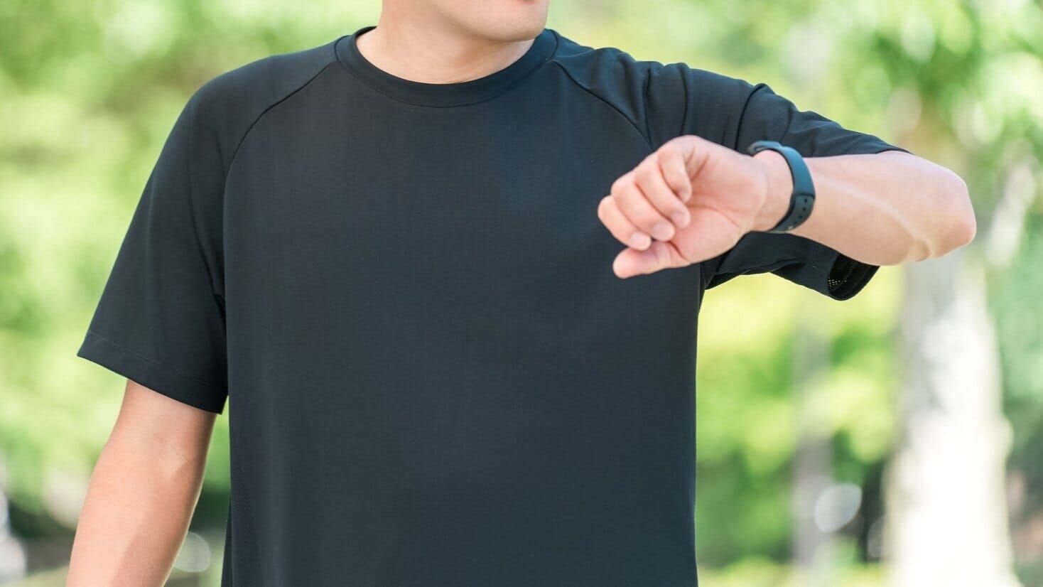 スマートウォッチを身に着けている人物
