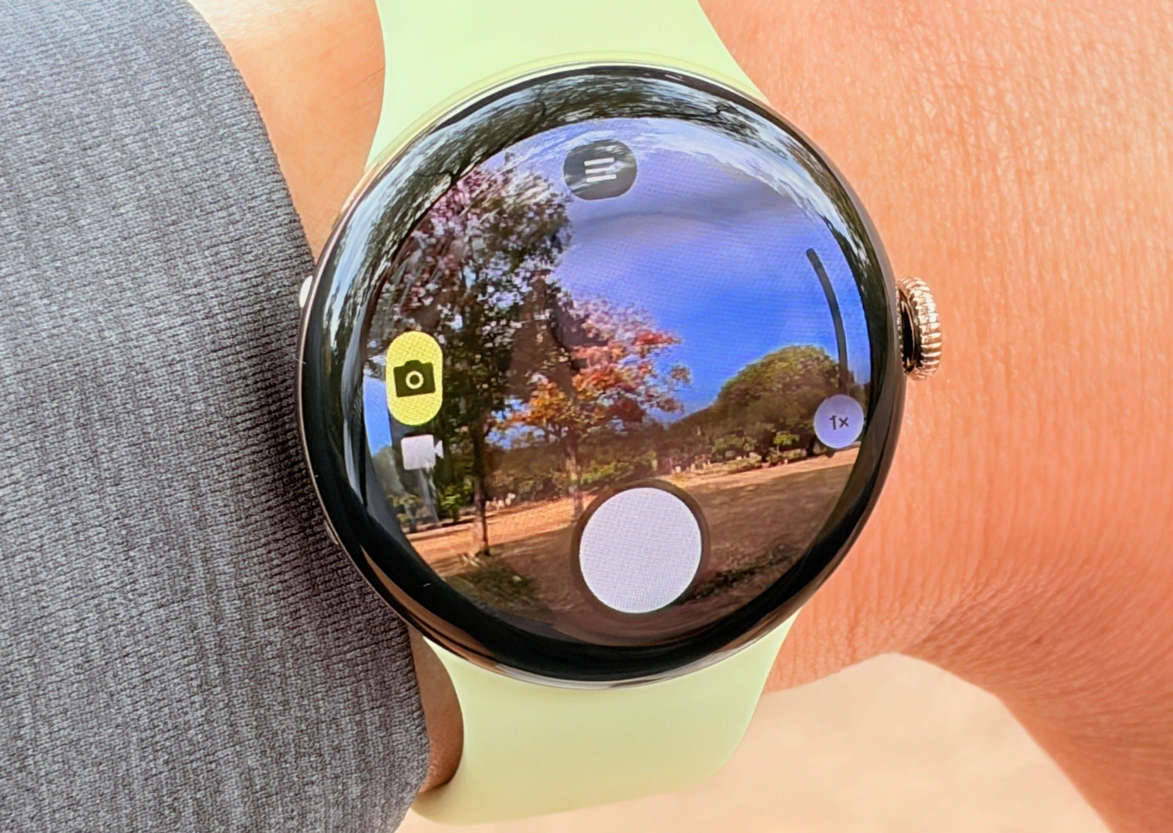 屋外の明るい場所でGoogle Pixel Watch 4の画面を表示した様子