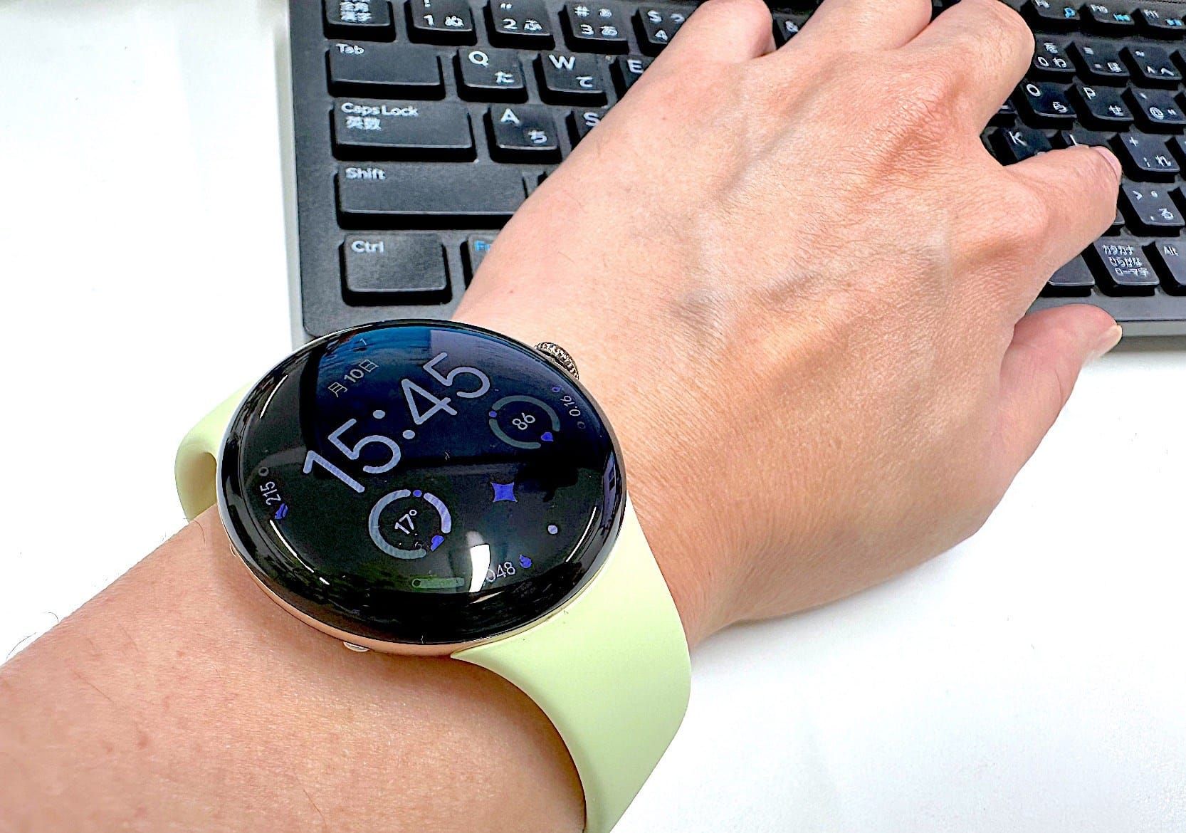 Google Pixel Watch 4をつけてキーボードを叩いている様子
