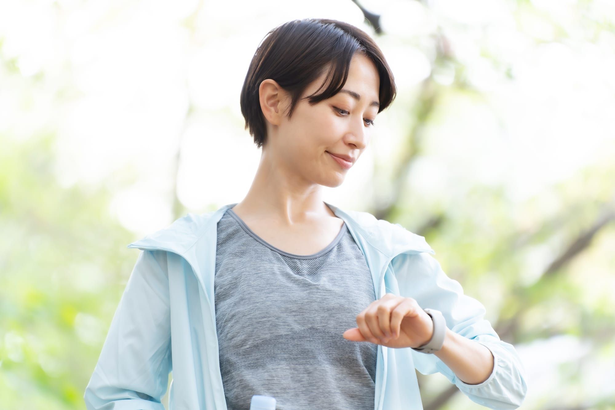 スマートウォッチをつけた女性のイメージ