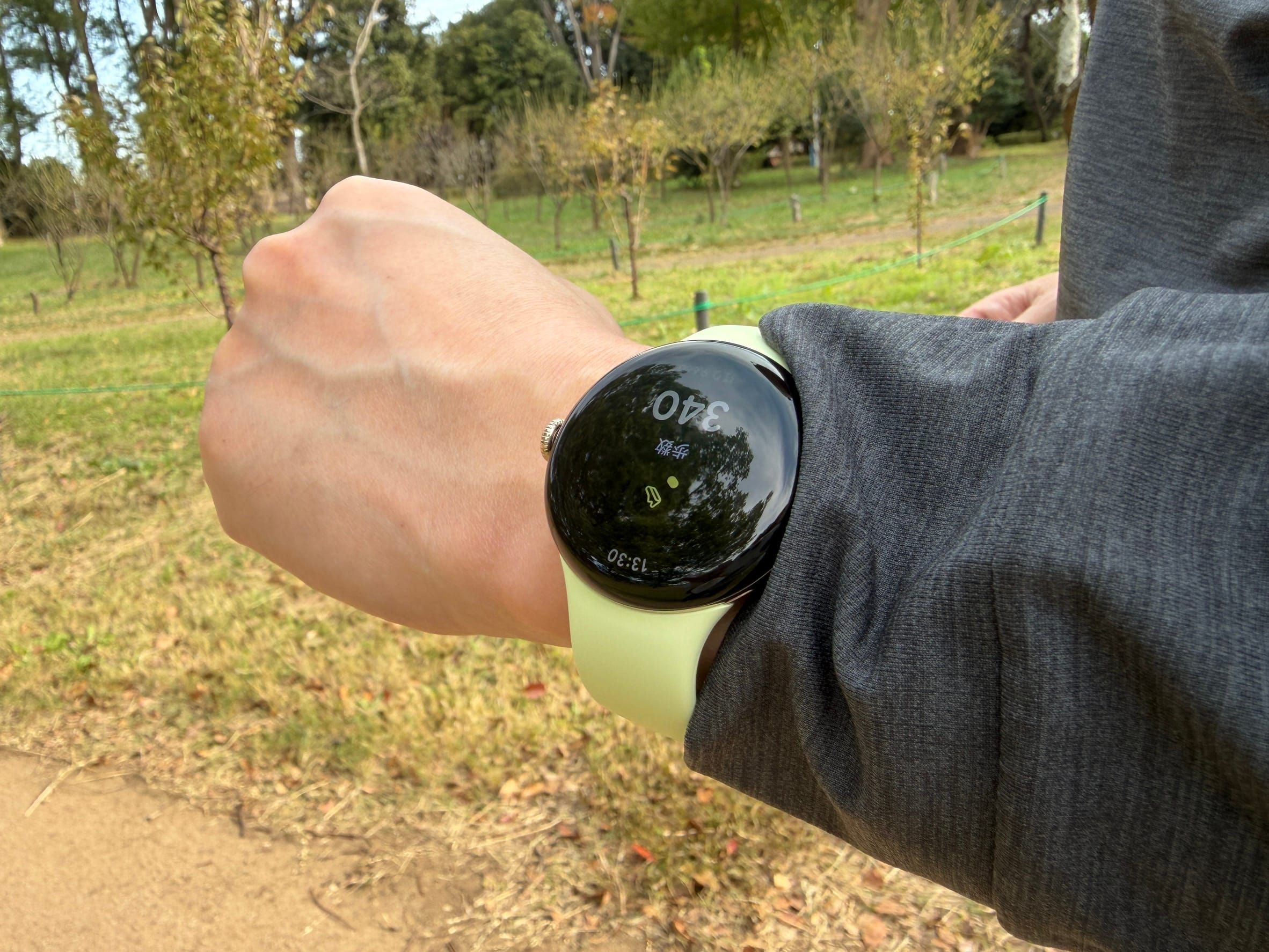 Google Pixel Watch 4をつけて歩いている様子