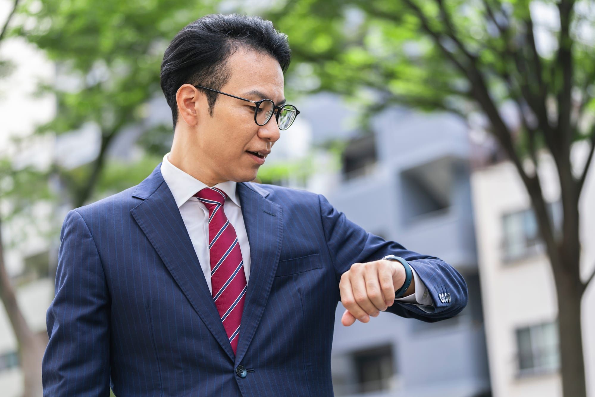 スマートウォッチを確認しているビジネスパーソン
