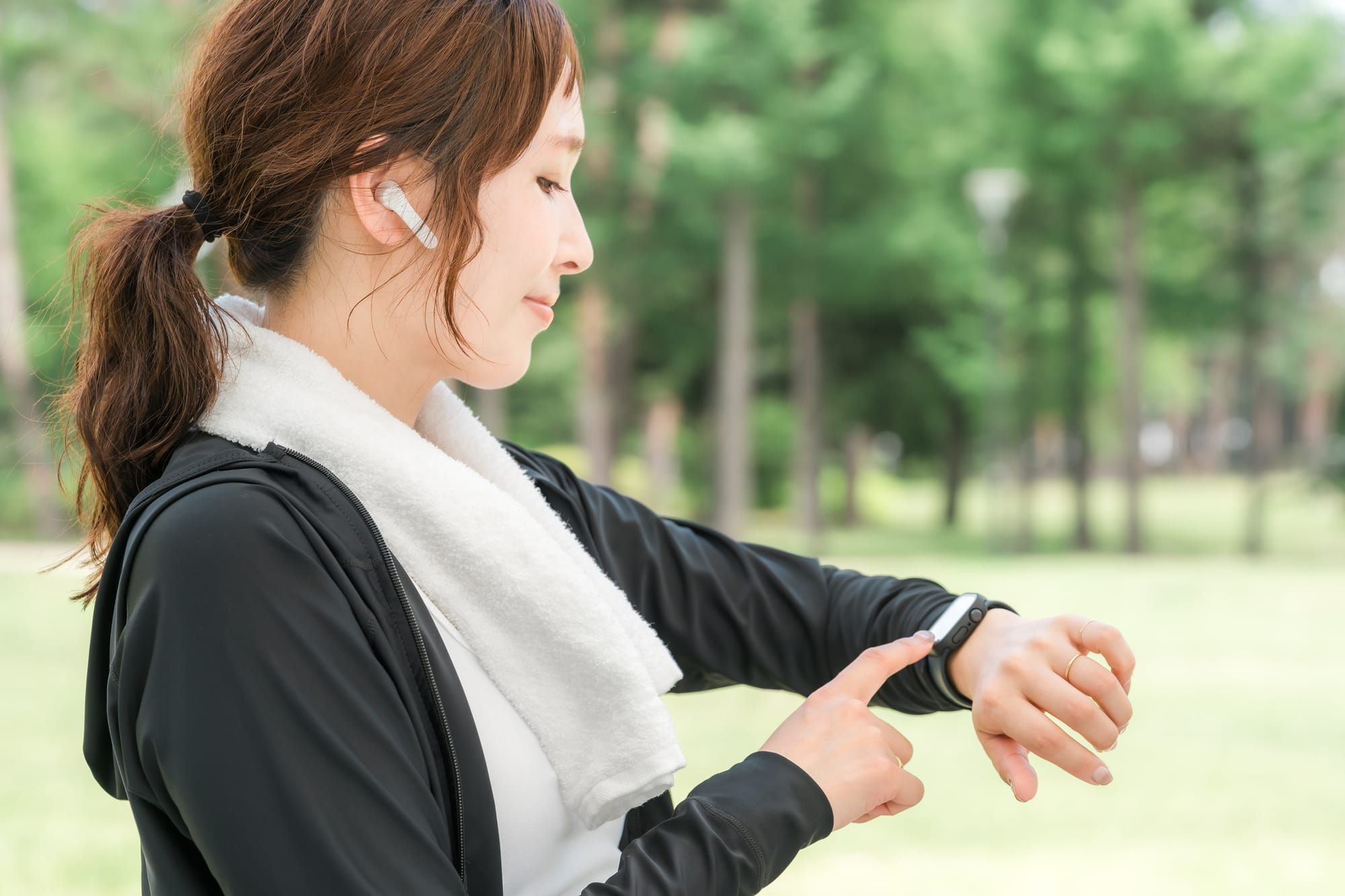 スマートウォッチを操作している女性